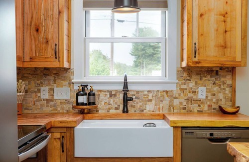 Grottoes House | Luxury Stay/ 2-Suite Retreat with King Beds/Near JMU, Shenandoah & Wineries