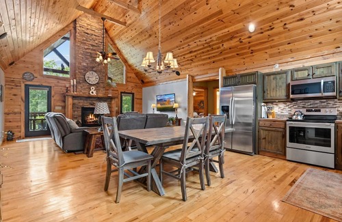 Sparta House | ‼️Cozy 3BR Bloff Hytte w/Mountain Views and BBQ