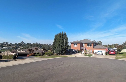 Drouin House | Cosy spacious hill holiday home