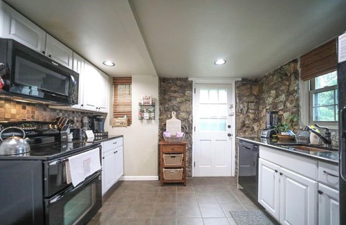 Lyndhurst Cottage | Stay in history at the Swannanoa Gatekeeper Cottage, a cozy mountain retreat beside Swannanoa Palace. Enjoy timeless charm, modern comforts, and easy access to wineries, breweries, hiking trails, and wedding venues.