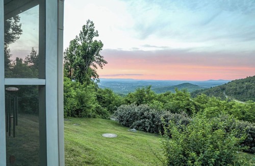 Lyndhurst Cottage | Stay in history at the Swannanoa Gatekeeper Cottage, a cozy mountain retreat beside Swannanoa Palace. Enjoy timeless charm, modern comforts, and easy access to wineries, breweries, hiking trails, and wedding venues.
