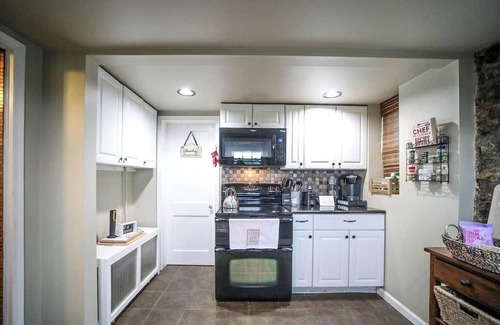 Lyndhurst Cottage | Stay in history at the Swannanoa Gatekeeper Cottage, a cozy mountain retreat beside Swannanoa Palace. Enjoy timeless charm, modern comforts, and easy access to wineries, breweries, hiking trails, and wedding venues.