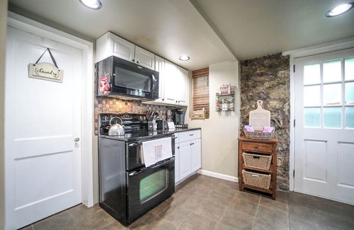 Lyndhurst Cottage | Stay in history at the Swannanoa Gatekeeper Cottage, a cozy mountain retreat beside Swannanoa Palace. Enjoy timeless charm, modern comforts, and easy access to wineries, breweries, hiking trails, and wedding venues.