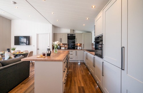 Totnes Cabin | Stylish 3-Bed Lodge with Golf & Spa Access