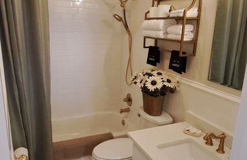 McKinney Cottage | Charming 3-bedroom cottage in McKinney with A/C three blocks from the square.