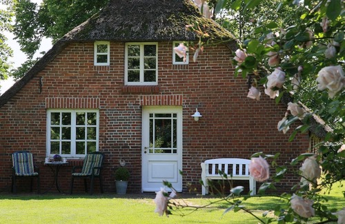 Butjadingen House | North Sea, old Frisian thatched cottage in idyllic secluded location with sauna