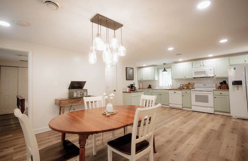 Spring Creek Cottage | Charming 3-bedroom cottage on the creek with AC