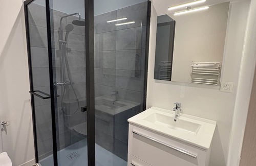 Saintes Bed & Breakfast | Room with bathroom and toilet in shared apartment, kitchen