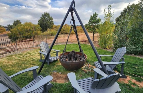 Larkspur House | Private, 36 Acres, 6 Kings, HotTub, Views, Clean