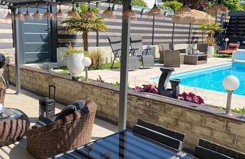 Saran House | Beautiful house with heated pool and jacuzzi 10 minutes from downtown