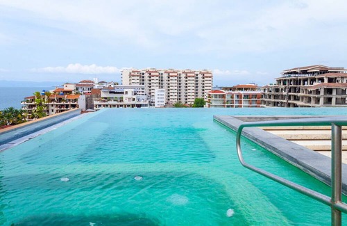 Centro Ixtapa Apartment | Sunny Studio in Romantic Zone. Steps to Beach.