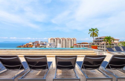 Centro Ixtapa Apartment | Sunny Studio in Romantic Zone. Steps to Beach.