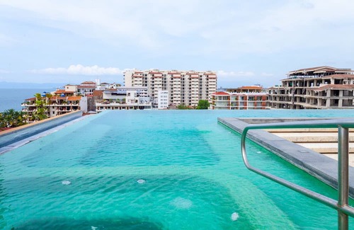 Centro Ixtapa Apartment | Sunny Condo Studio in Romantic Zone! Steps to Beach, Dining and Entertainment!