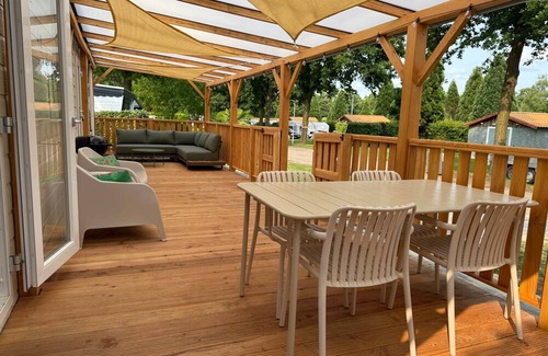 Sevenum House | Luxe chalet op 5-sterren camping met ruime veranda