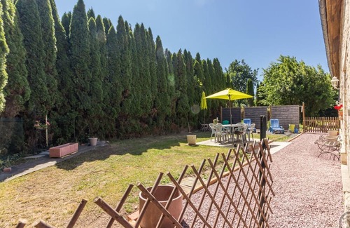 Tribehou Cottage | Charming riverside house with garden, pets allowed