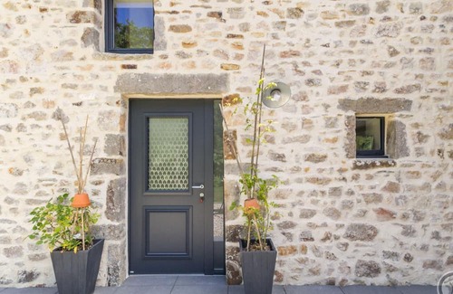 Les Moitiers-d'Allonne Cottage | Charming Riverside House with Garden