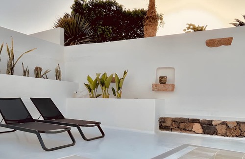 Tabayesco Apartment | Haría Holidays with Mountain Views, Shared Pool and Wi-Fi