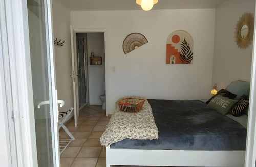 Saint-Martin-d'Ardeche Bed & Breakfast | Guest Room 'A L'ombre Des Amandiers - Room 1' with Shared Pool, Communal Garden and Wi-Fi
