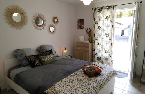Saint-Martin-d'Ardeche Bed & Breakfast | Guest Room 'A L'ombre Des Amandiers - Room 1' with Shared Pool, Communal Garden and Wi-Fi