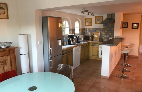 Le Val House | Holiday Home 'Au Écuries Du Mas Di Gau' with Shared Pool, Wi-Fi and Air Conditioning