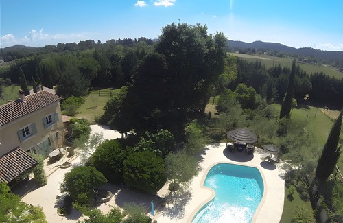 Le Val House | Holiday Home 'Au Écuries Du Mas Di Gau' with Shared Pool, Wi-Fi and Air Conditioning