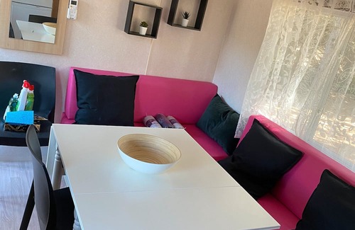 Le Val House | Mobile Home 'Kenya' with Shared Pool, Wi-Fi and Air Conditioning