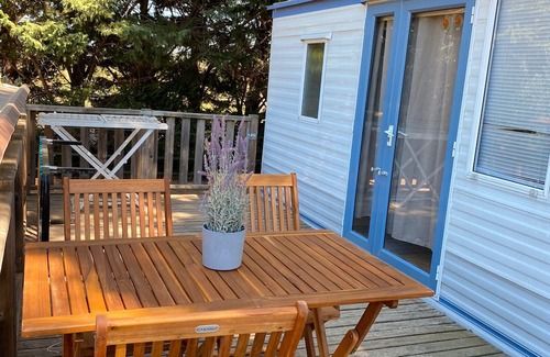 Le Val House | Mobile Home 'Kenya' with Shared Pool, Wi-Fi and Air Conditioning