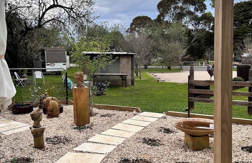 Strathalbyn Apartment | Hamptons style, studio retreat with light continental breakfast included