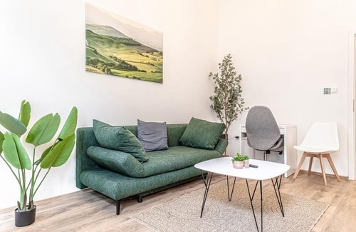 Penzing Apartment | Comfy Apartment | Steps from Schönbrunn Gardens
