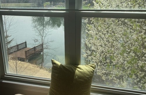 Bonne Terre House | Serene retreat with lake views. Long-term rental and family friendly.