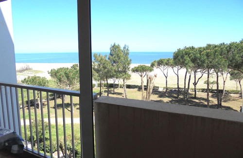 Argeles Plage Apartment | Seafront Apartment for 4 in Argelès-sur-Mer with Private Parking