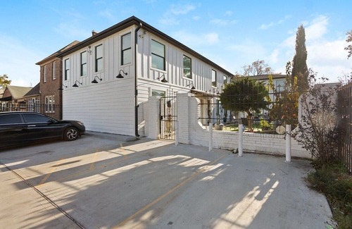 South Central Houston Apartment | 2BD Unique HTX: Fast Wi-Fi, Free Parking, Full Gym