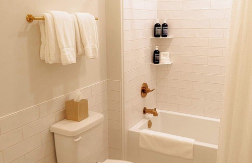 Elk Rapids Apartment | Junior Suite | 2 Queens | 1 King