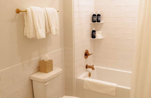Elk Rapids Apartment | Guestroom - 1 King Su