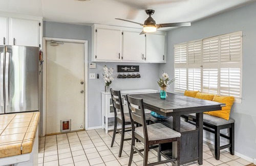 Greenacres House | 7 Mi to Dtwn: Poolside Paradise in Bakersfield!
