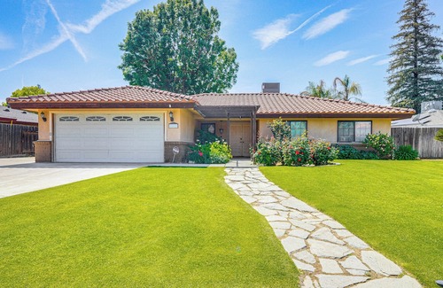 Greenacres House | 7 Mi to Dtwn: Poolside Paradise in Bakersfield!