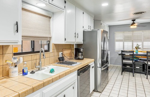 Greenacres House | 7 Mi to Dtwn: Poolside Paradise in Bakersfield!