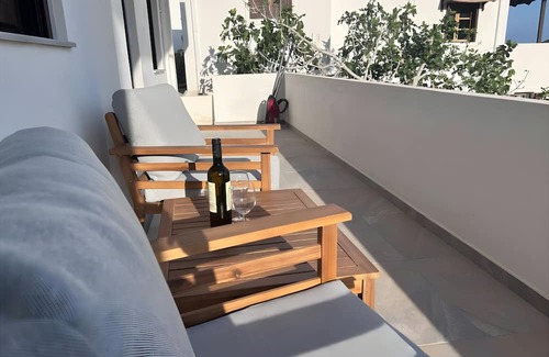 Livadi House | Holiday Home 'Livadakia Beach House' with Balcony and Air Conditioning