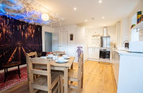 Watford Apartment | Harry Potter House - Free On Street Parking - Self Check In - Sleeps up to 6