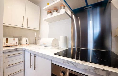 Watford Apartment | Harry Potter House - Free On Street Parking - Self Check In - Sleeps up to 6