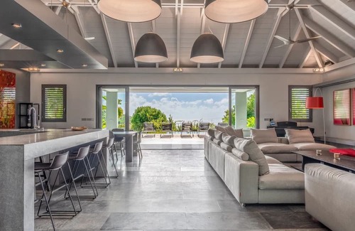 Camaruche Villa | Splendid Villa With a View of Sparkling Ocean