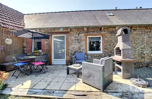 Lannebert House | Take advantage of the on-site spa, infrared sauna and tennis court shared with the adjoining gîte.