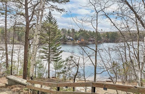 Freedom House | Freedom! Charming 3-bedroom house with Hot tub, private sandy beach and dock!