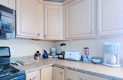 Hull House | The Ultimate Summer Getaway! Beach Cottage with Bay views, Wifi, & AC.