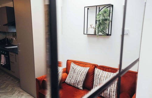 Barrow-on-Trent Apartment | Hen & Chickens Luxury Apt Free Parking | By DerBnB