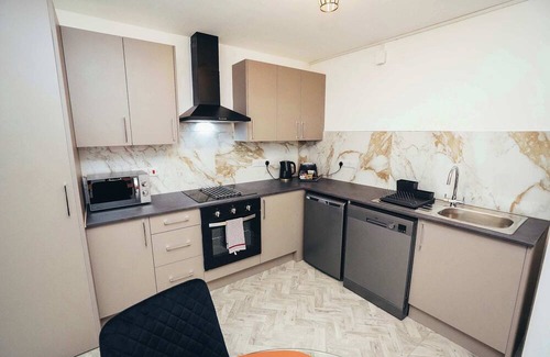Barrow-on-Trent Apartment | Hen & Chickens Luxury Apt Free Parking | By DerBnB