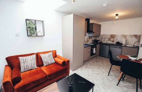 Barrow-on-Trent Apartment | Hen & Chickens Luxury Apt Free Parking | By DerBnB