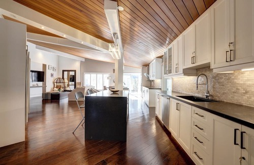 Sheridan Villa | Joyful Mansion with Charm Indoor