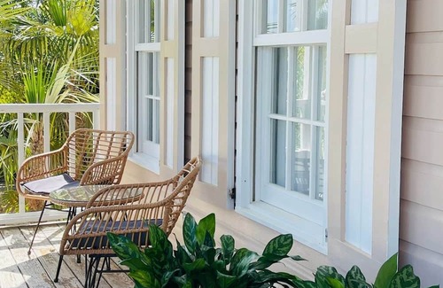 North Palmetto Point Cottage | CASA OM Charming Cottage Retreat in N. Palmetto Point w/roof deck & sea view