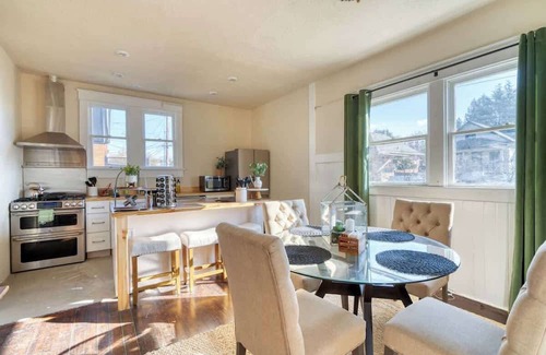 Kerns House | Dream Two-Bedroom in Laurelhurst ~ 97 WalkScore